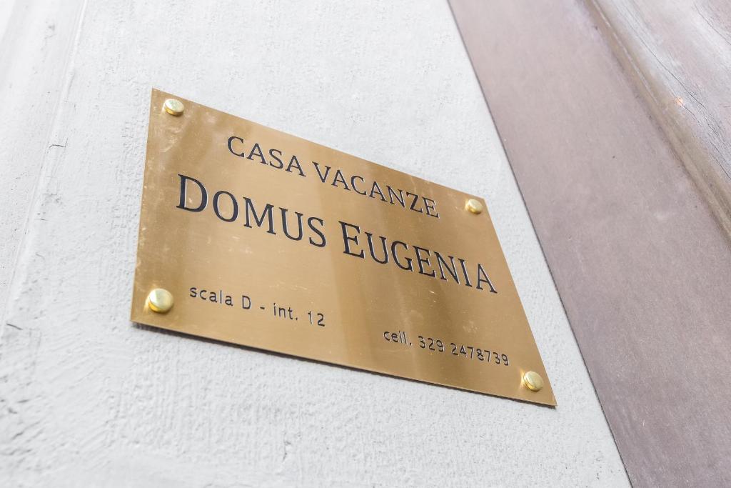 ローマにあるDomus Eugeniaの建物脇の看板