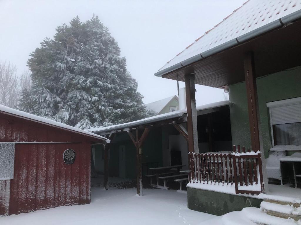 Bakonyi Mamutfenyő Vendégház during the winter