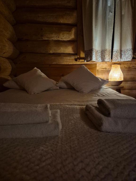 Łóżko lub łóżka w pokoju w obiekcie Wilcza Jama - domki z bali