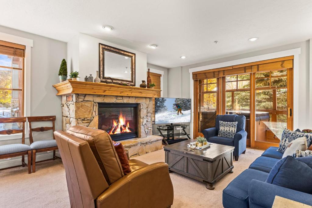 Χώρος καθιστικού στο TOWN POINTE C101 condo