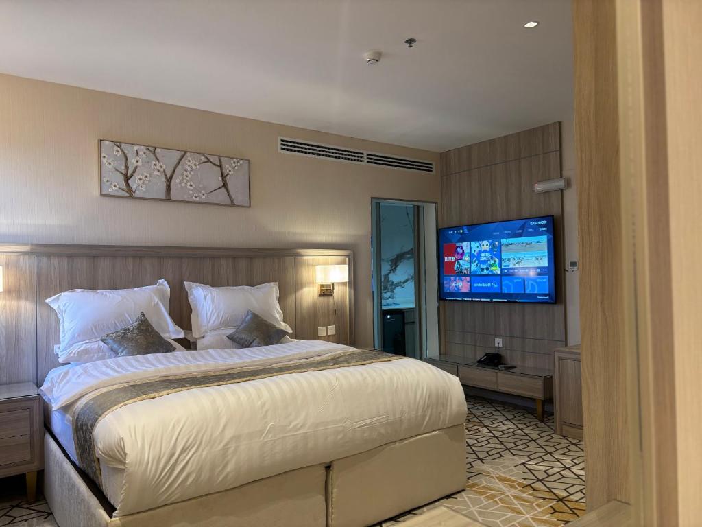 Postel nebo postele na pokoji v ubytování Grand Line Hotel