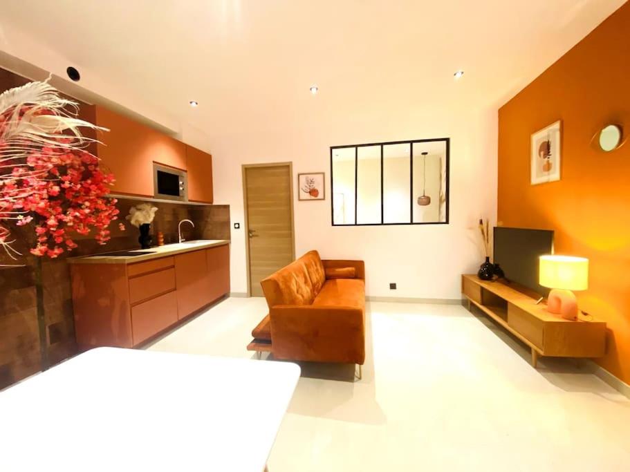 Posezení v ubytování Bulle ocre, renové & climatisé dans le centre