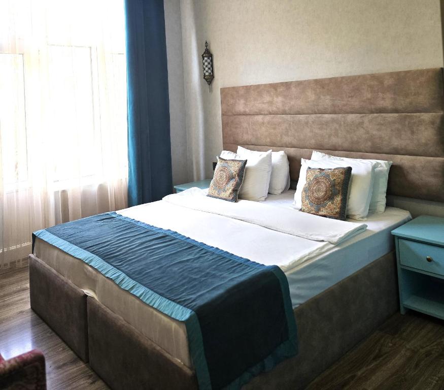 Postel nebo postele na pokoji v ubytování Sahil İnn Hotel Formula 1 view