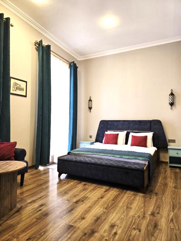 Postel nebo postele na pokoji v ubytování Sahil İnn Hotel Formula 1 view