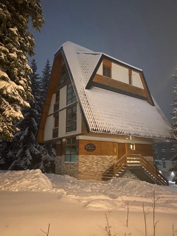 ヤホリナにあるApartmani vila Elenaの雪の丸太小屋