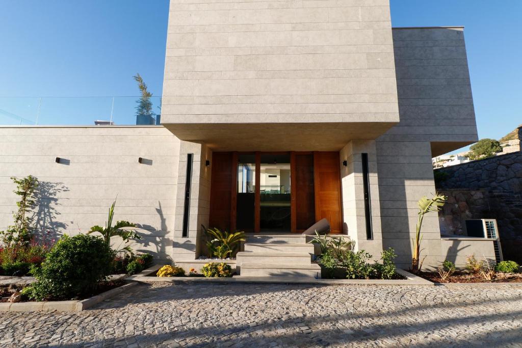 A garden outside Vistaport A - Luxury Villa