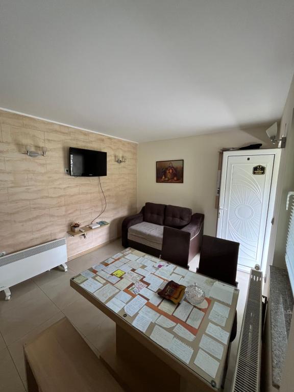 TV i/ili multimedijalni sistem u objektu Apartmani Radoičić