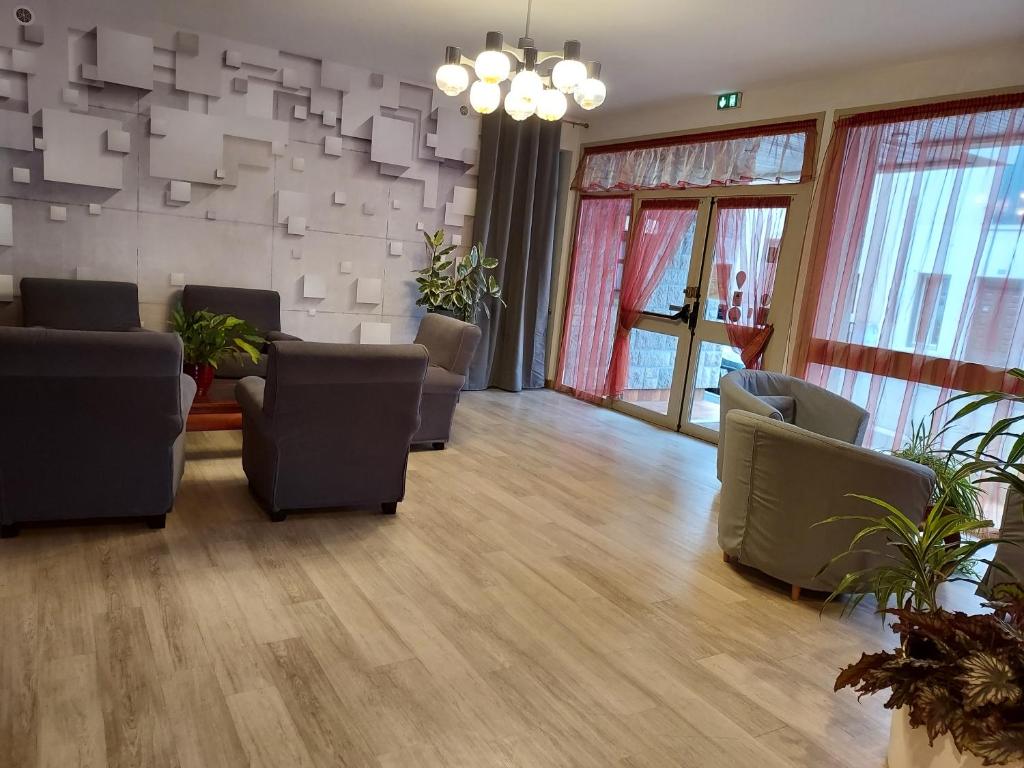 Posezení v ubytování Logis Hôtel L'Elancèze