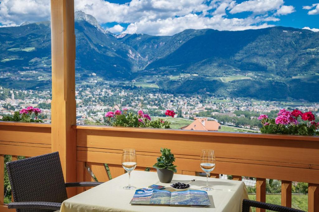 Nespecifikovaný výhled na hory nebo výhled na hory při pohledu z hotelu