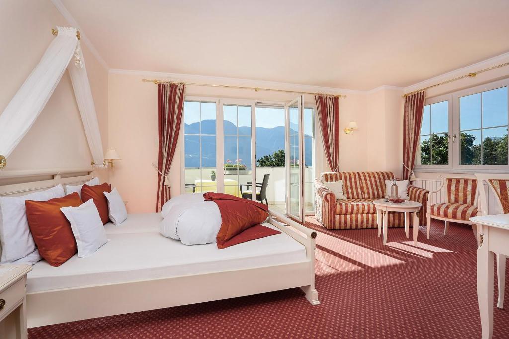 Postel nebo postele na pokoji v ubytování Landhaus Hotel Kristall