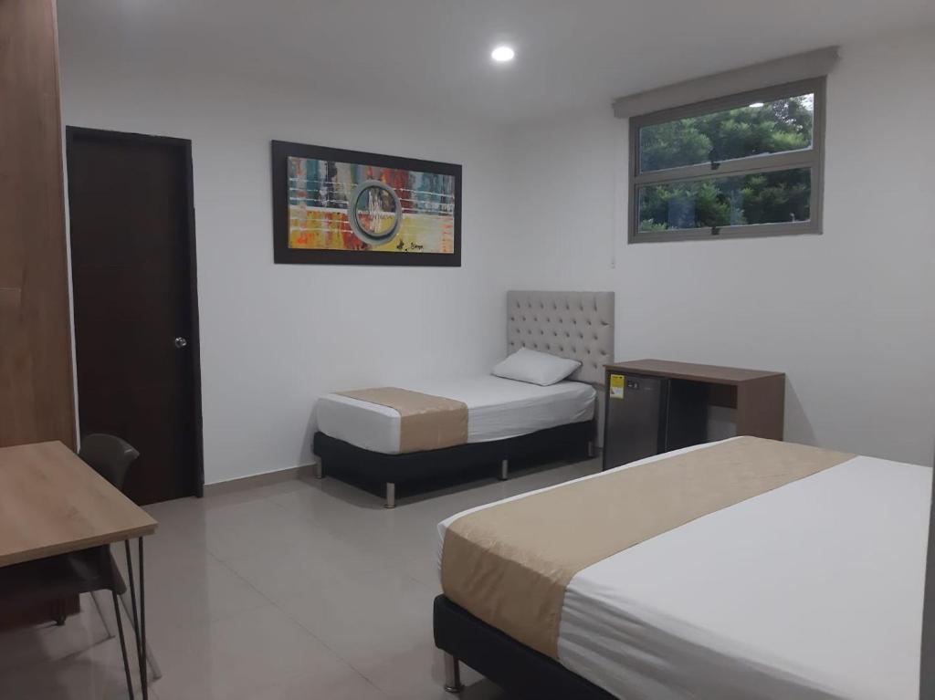Postel nebo postele na pokoji v ubytování Genesis Hotel