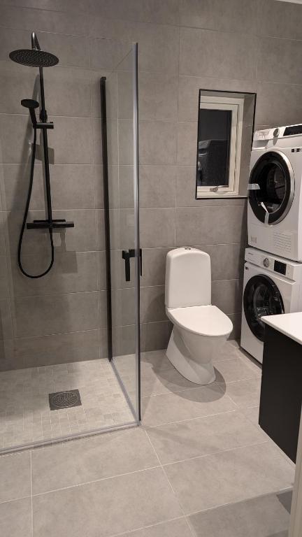 un bagno con WC e lavatrice di Radhus, Borsökna a Eskilstuna
