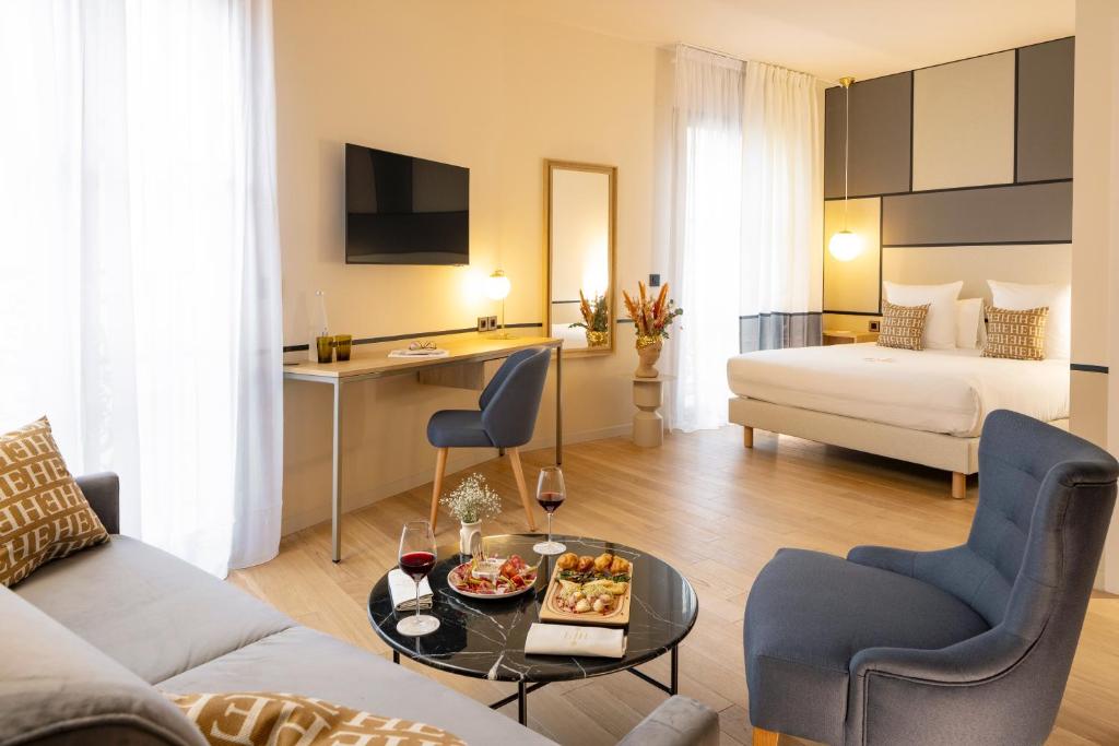 Postel nebo postele na pokoji v ubytování Epona Hôtel Sens