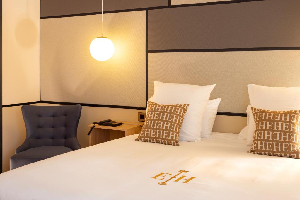 Postel nebo postele na pokoji v ubytování Epona Hôtel Sens