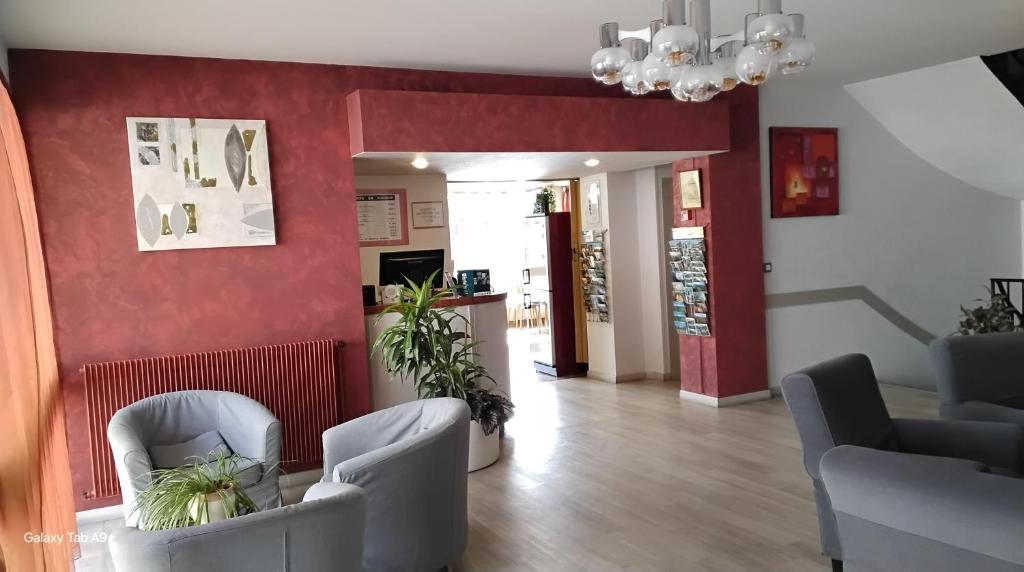 Posezení v ubytování Logis Hôtel L'Elancèze