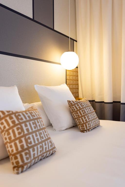 Postel nebo postele na pokoji v ubytování Epona Hôtel Sens