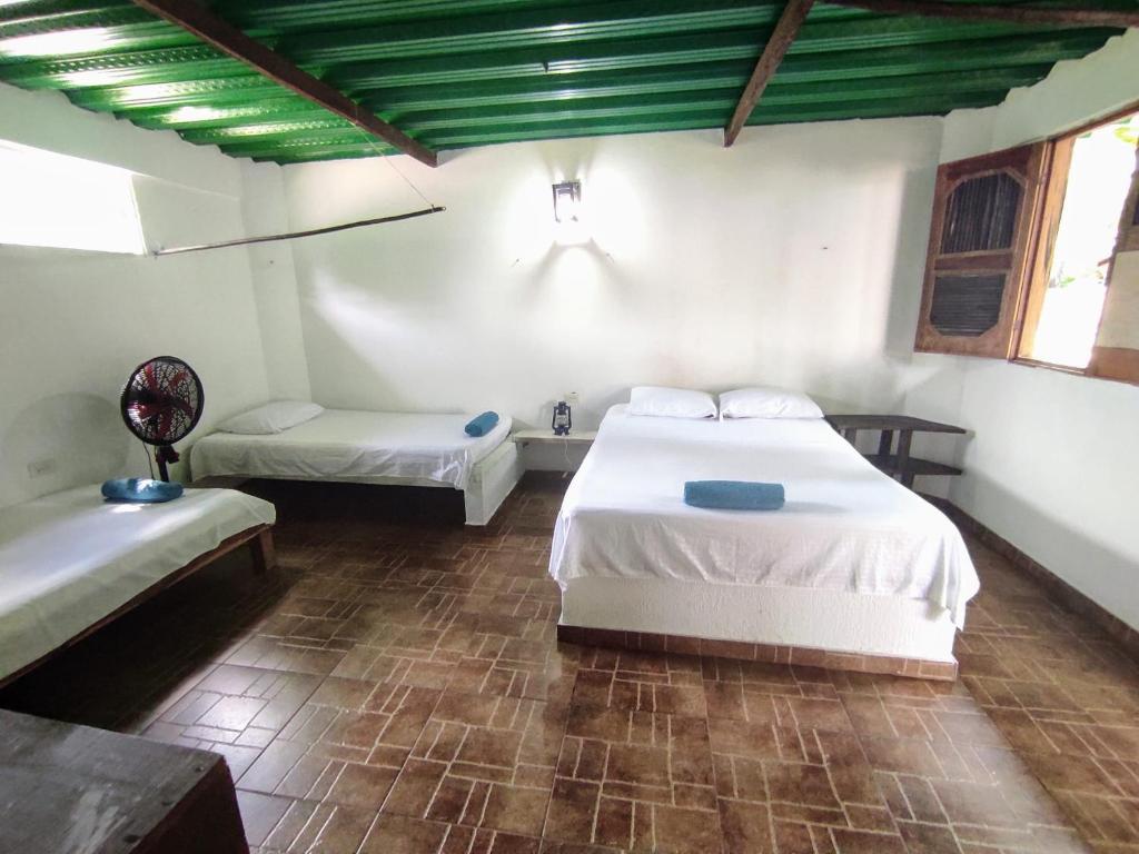Postel nebo postele na pokoji v ubytování Hostal Luz de Luna