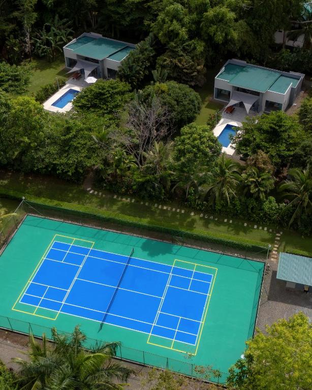 Tenis a/nebo squash v ubytování Lilan Nature, Modern House N°2, private swimming pool nebo okolí