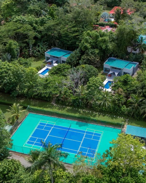 Tenis a/nebo squash v ubytování Lilan Nature, Modern House N°2, private swimming pool nebo okolí