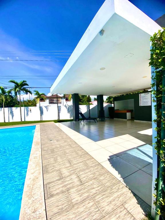Bazén v ubytování Acogedor apartment , seguridad las 24 horas , Airport 8 minutos, Centro de Santiago 10 Minutos , Tamboril la capital mundial del cigarro 10 minutos , 2 parqueos nebo v jeho okolí