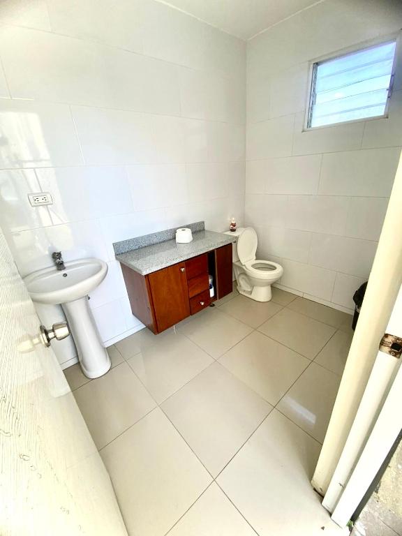 Koupelna v ubytování Acogedor apartment , seguridad las 24 horas , Airport 8 minutos, Centro de Santiago 10 Minutos , Tamboril la capital mundial del cigarro 10 minutos , 2 parqueos