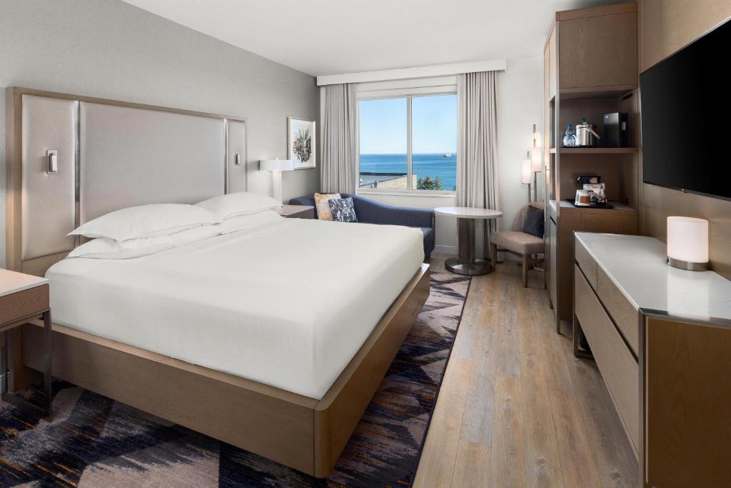 Sheraton Duluth Hotel - Guest Room, 1 King