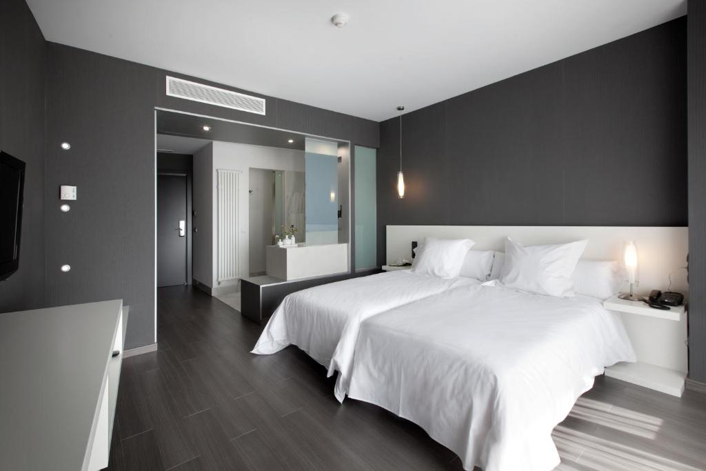 A bed or beds in a room at Hotel MasMonzon