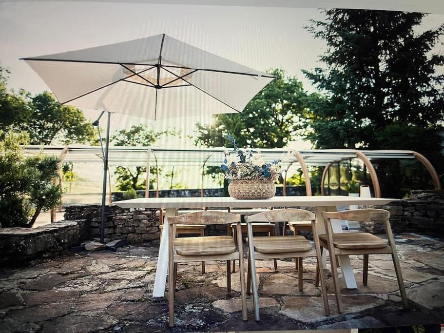 MartrinにあるLa maison Charlélieの白いテーブル(椅子、傘付)
