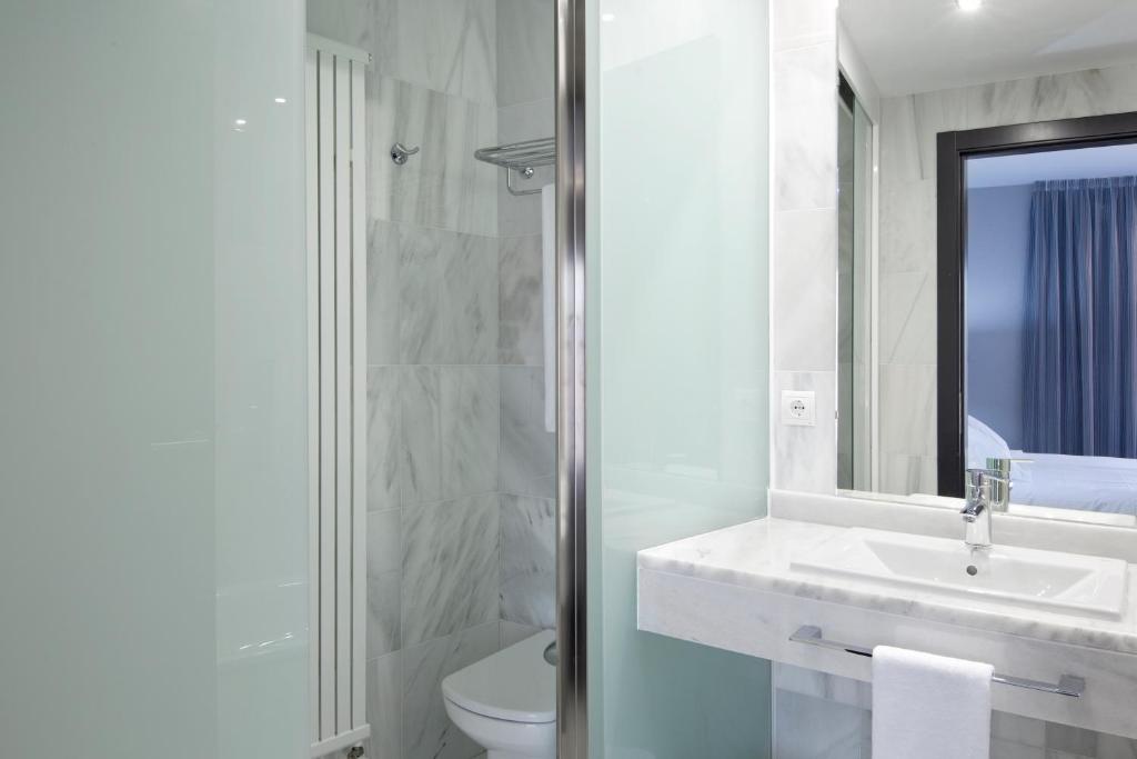 A bathroom at Hotel MasMonzon