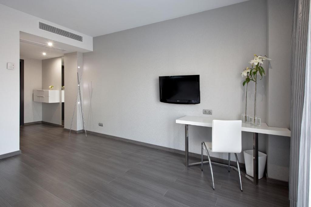A television and/or entertainment centre at Hotel MasMonzon