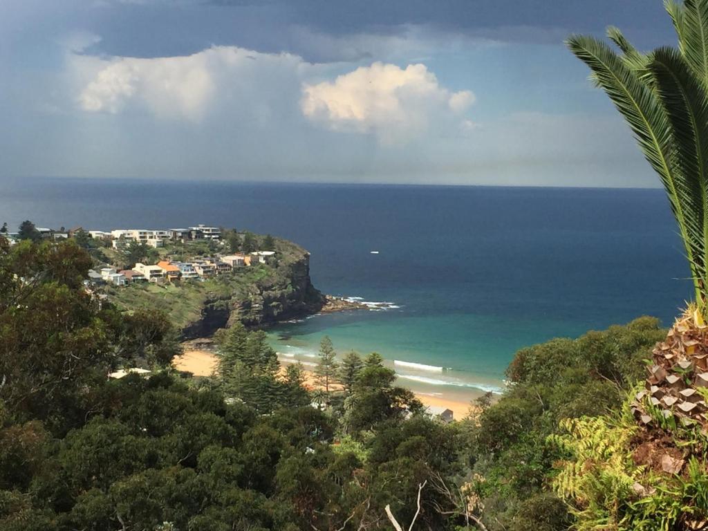 vista su una spiaggia e sull'oceano di Avalon Horizons a Bilgola