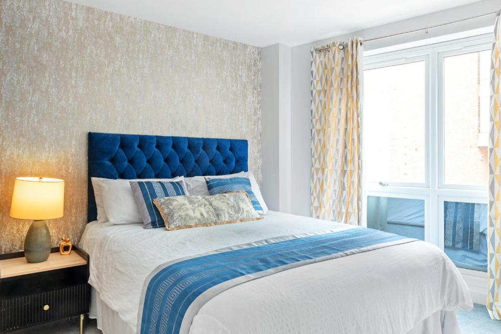 Ένα ή περισσότερα κρεβάτια σε δωμάτιο στο Luxurious Flat at Leicester Town