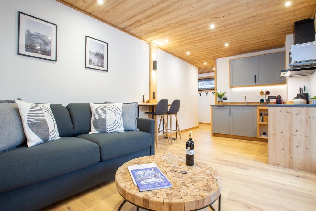 un salon avec un canapé et une table dans l'établissement Well located stylish 1 bed apartment, à Morzine