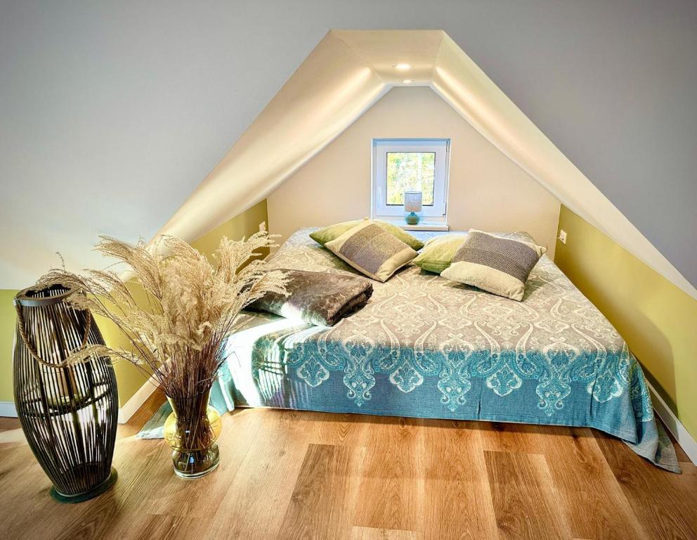 ein Schlafzimmer mit einem Bett und einem Fenster in der Unterkunft Silberberg in Schneeberg