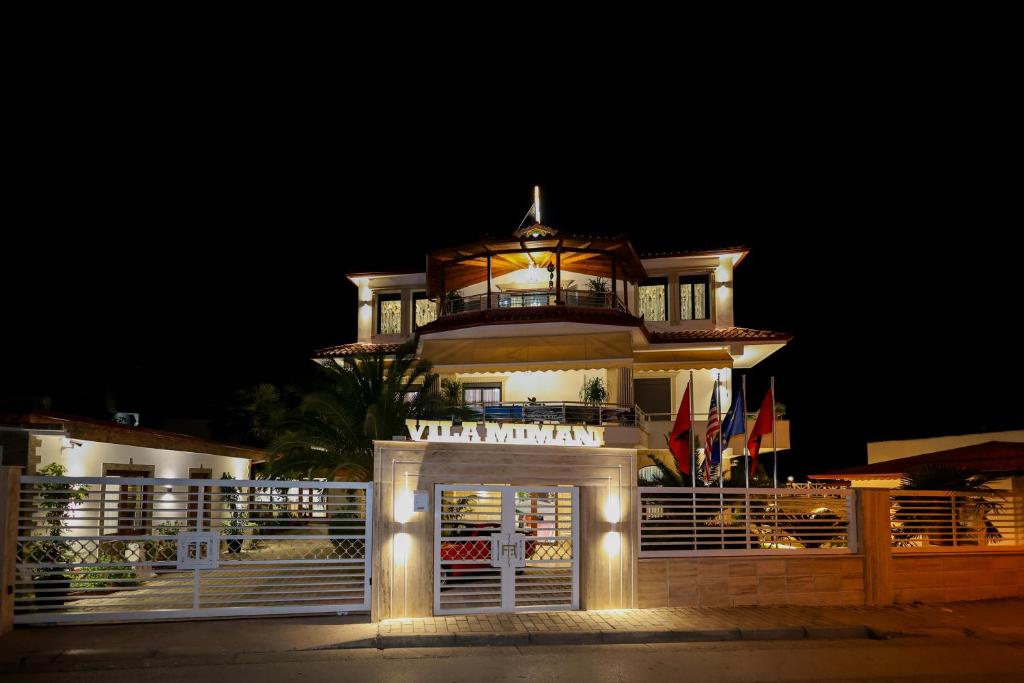 ein großes Gebäude mit einem Tor davor in der Unterkunft Hotel Mimani in Berat