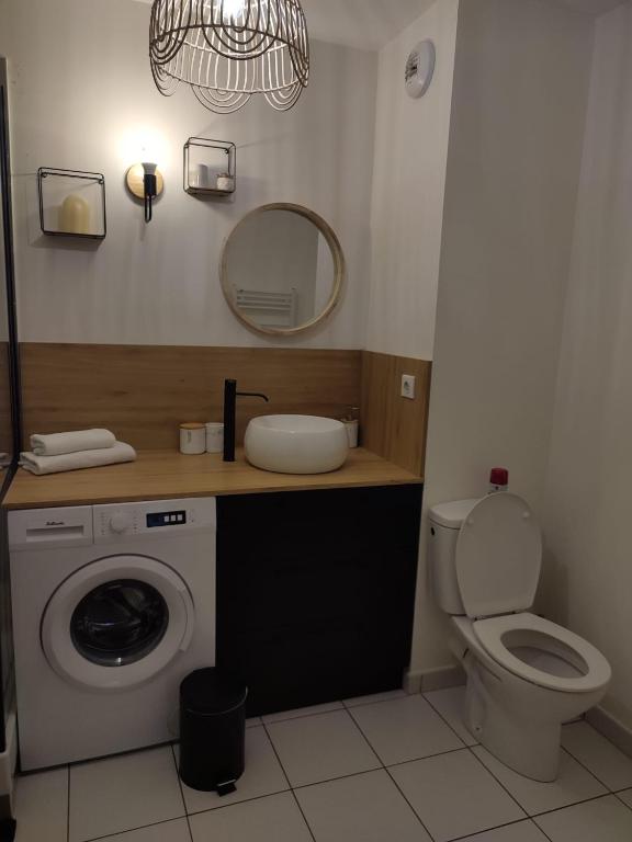 Kúpeľňa v ubytovaní T2 en centre ville avec place de parking privative