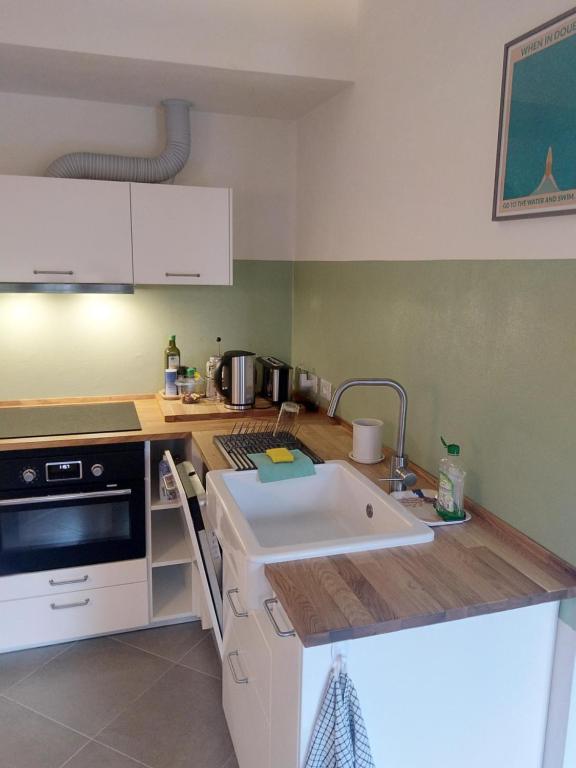 Kuchyňa alebo kuchynka v ubytovaní mini loft Lido with own sunny & private garden