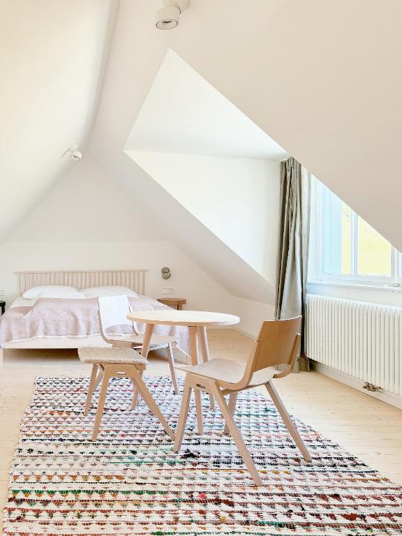 una camera con letto, tavolo e sedie di Lermooser a Lermoos