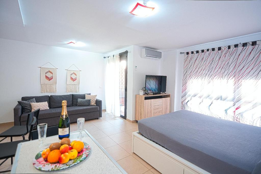A television and/or entertainment centre at Apartment Jilguero Sunny