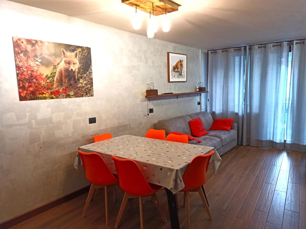 Część wypoczynkowa w obiekcie Orange Fox Cervinia apartment Vda Vacanze in Vetta CIR 0185