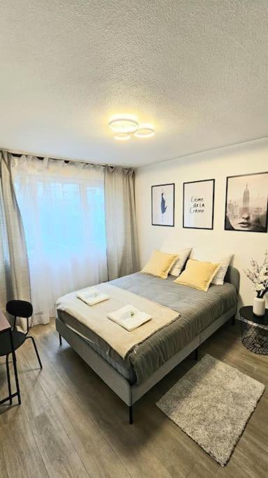 une chambre avec un grand lit dans une pièce dans l'établissement Studio 45 Arche Défense et Salle Arena Parking gratuit wifi haut débit, à Courbevoie