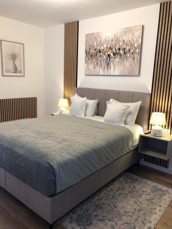 Postel nebo postele na pokoji v ubytování Blue City Residence Sibiu