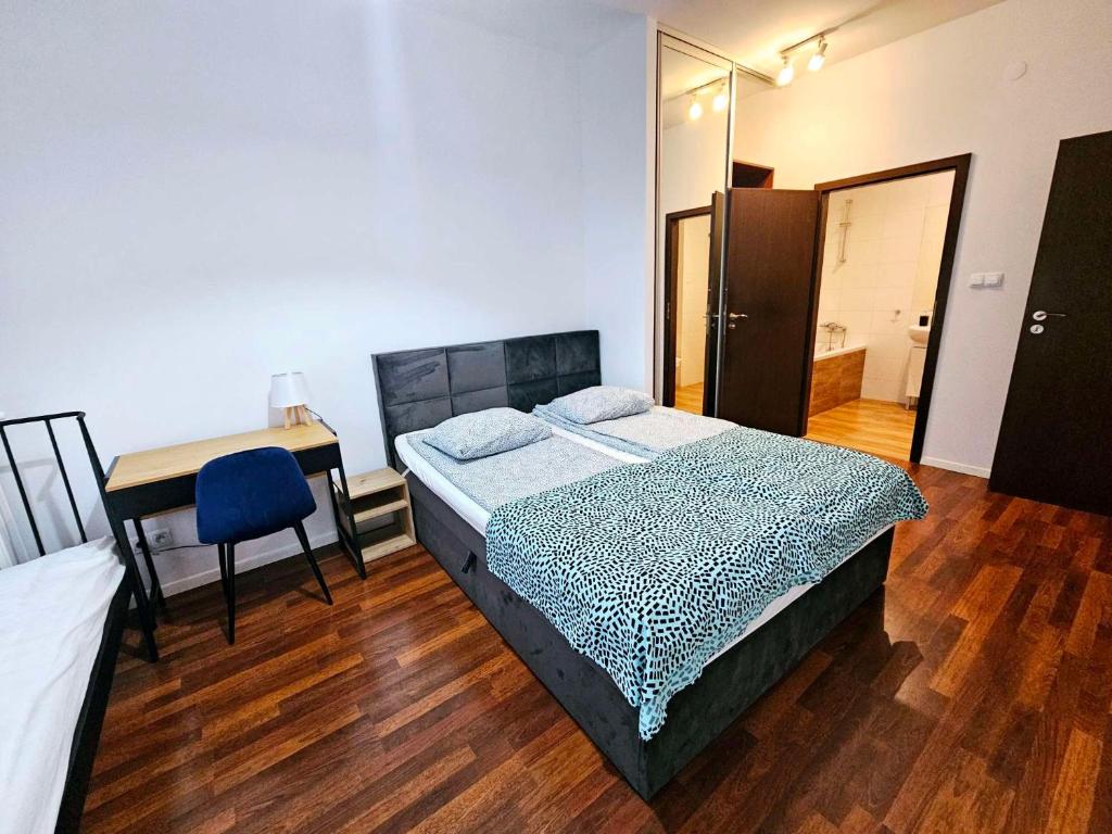 Giường trong phòng chung tại Rooms Green Rydygiera 17 own room tv wifi