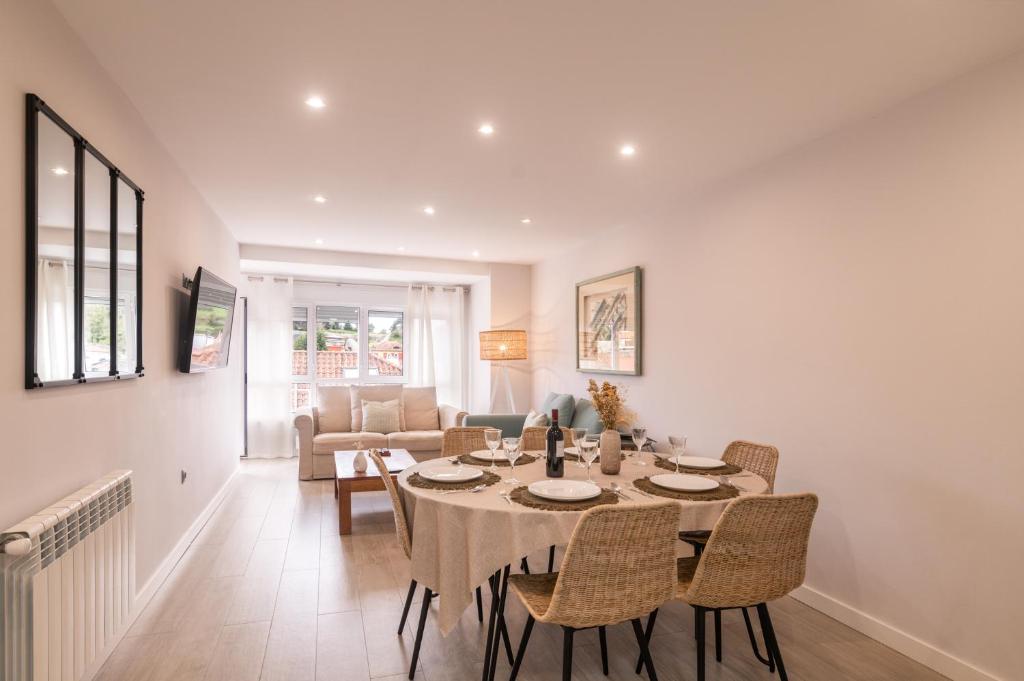 una sala da pranzo con tavolo e sedie di Apartamento en Llanes a Llanes