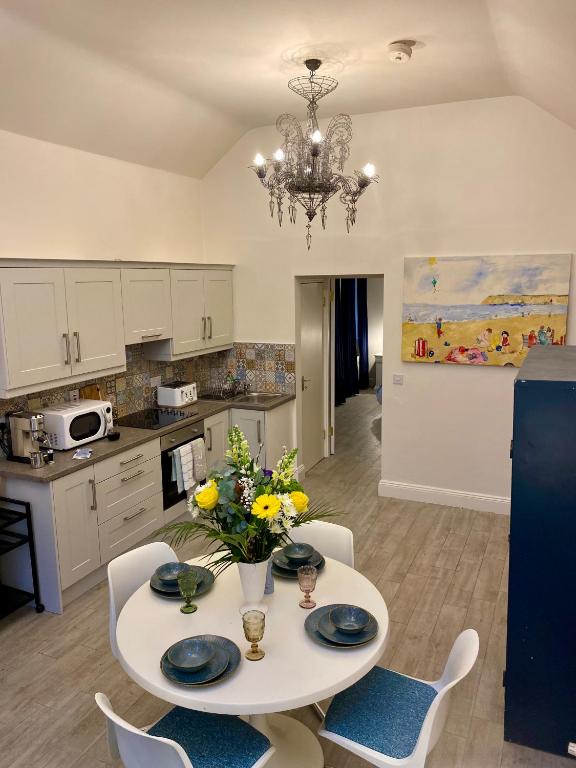 Kuchyň nebo kuchyňský kout v ubytování Charming 1 bed Georgian Apartment in Kildare