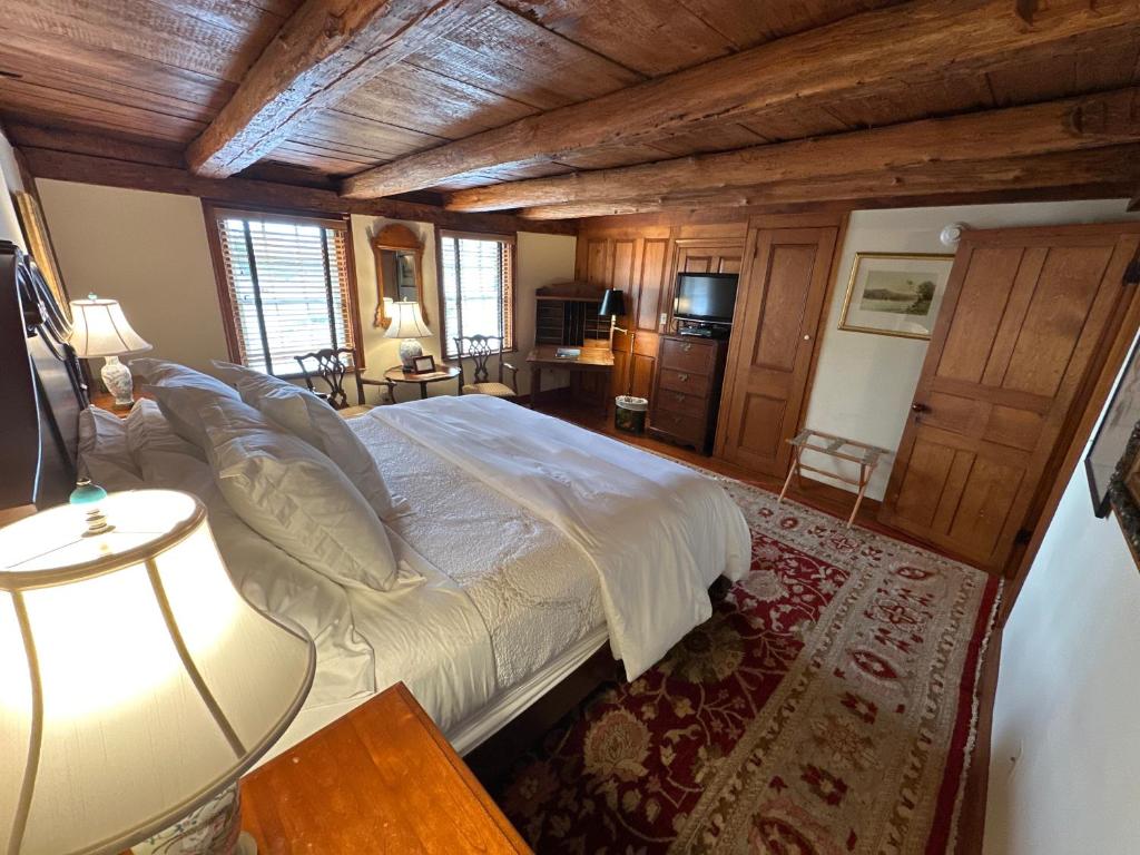 The 1708 House - Deluxe King Suite