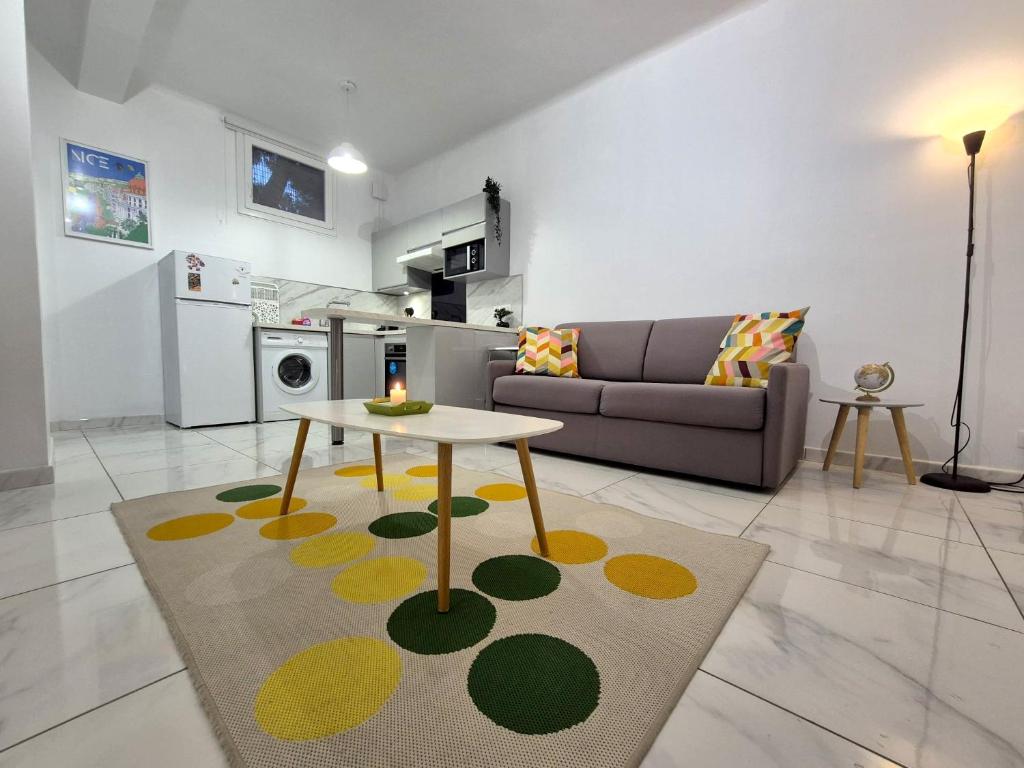 un salon avec un canapé et une table dans l'établissement Studio rénové au centre ville (15 min de la plage), à Nice