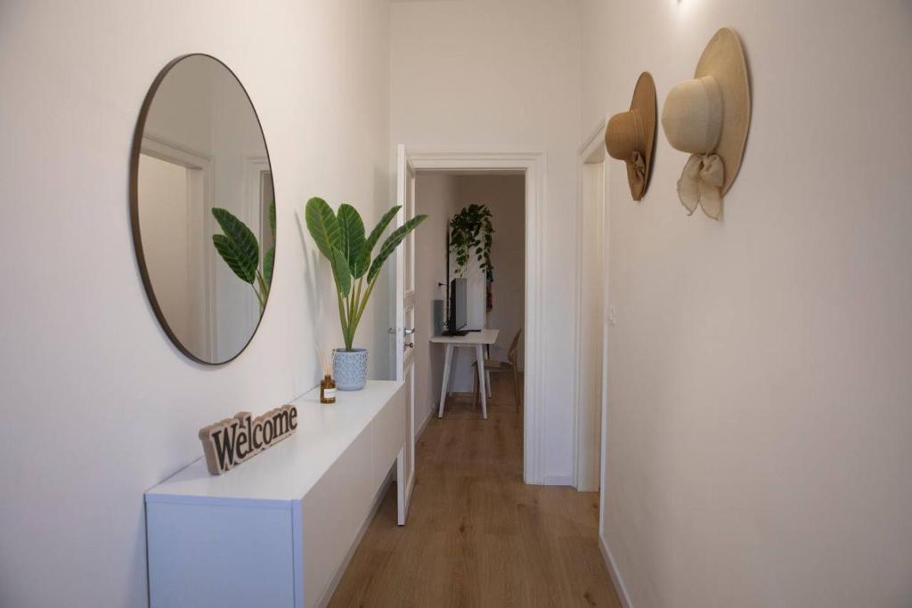 a living room with a mirror and a white counter at Spalti 33 in Trapani