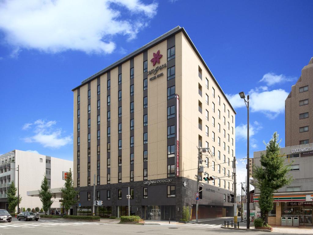 un edificio blanco alto con una estrella. en Vessel Hotel Campana Kyoto Gojo en Kyoto