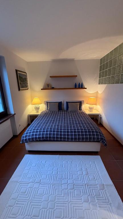 2 bedroom apt near Como lake 객실 침대
